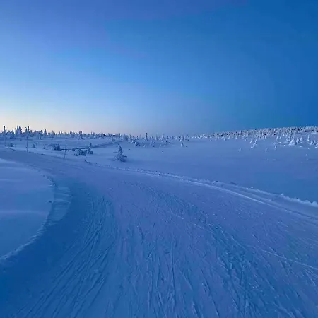 Relax By The Tracks In A At بيت للعطل